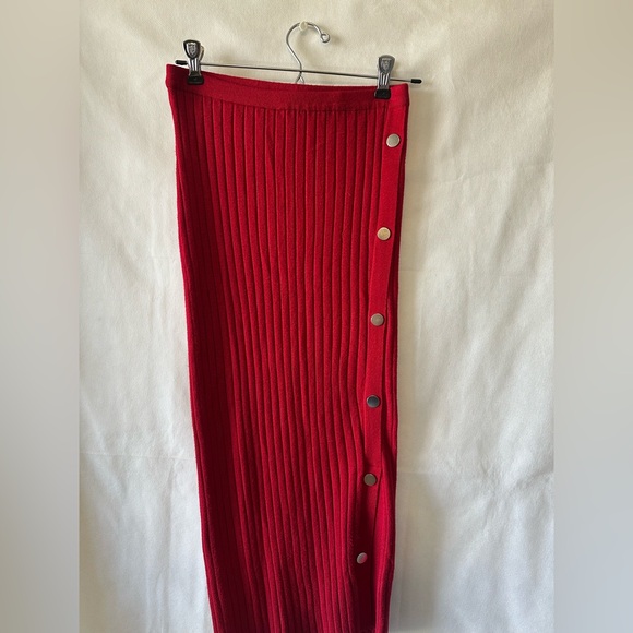 Red Button-Detail Ribbed Skirt - Picture 7 of 7